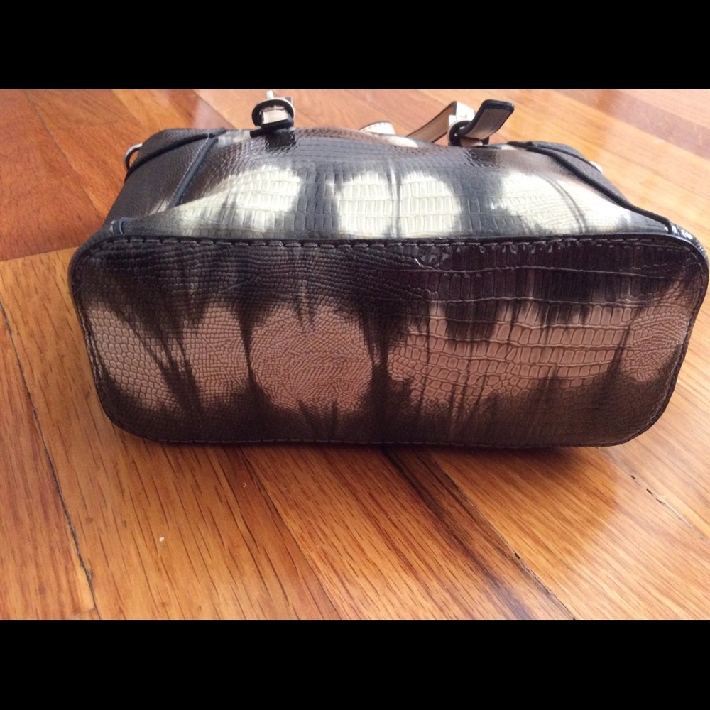 Guess purse - Picture 6 of 6